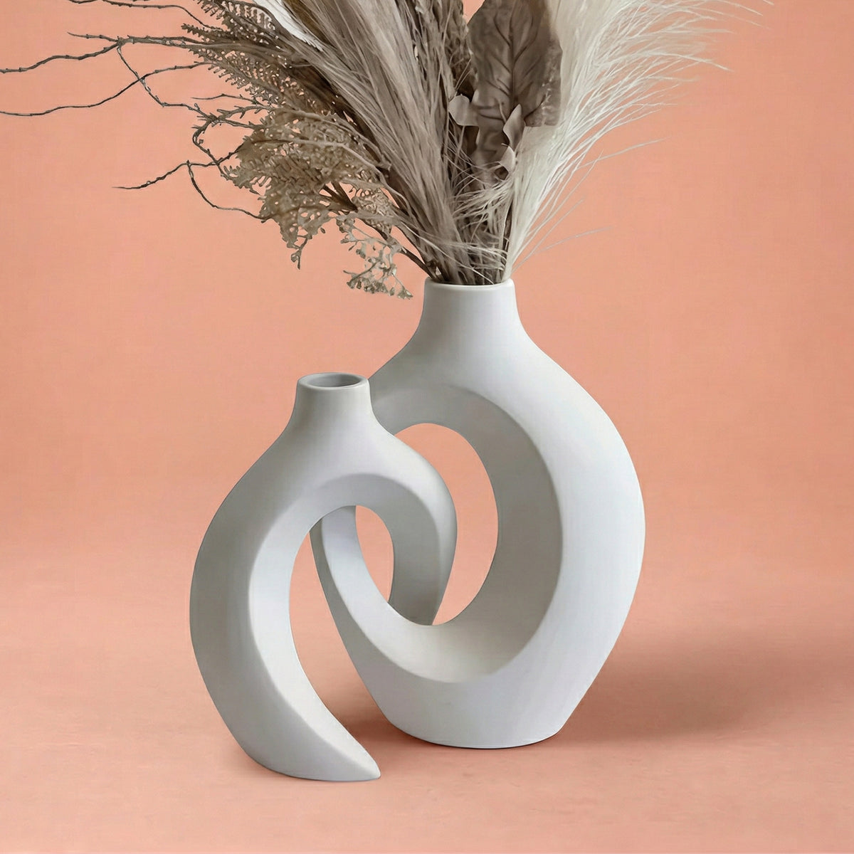 Vases en céramique moderne entrelacés en plastique