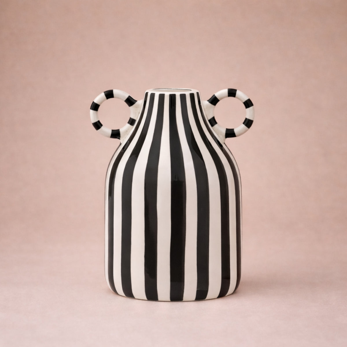 Vase rayé noir et blanc