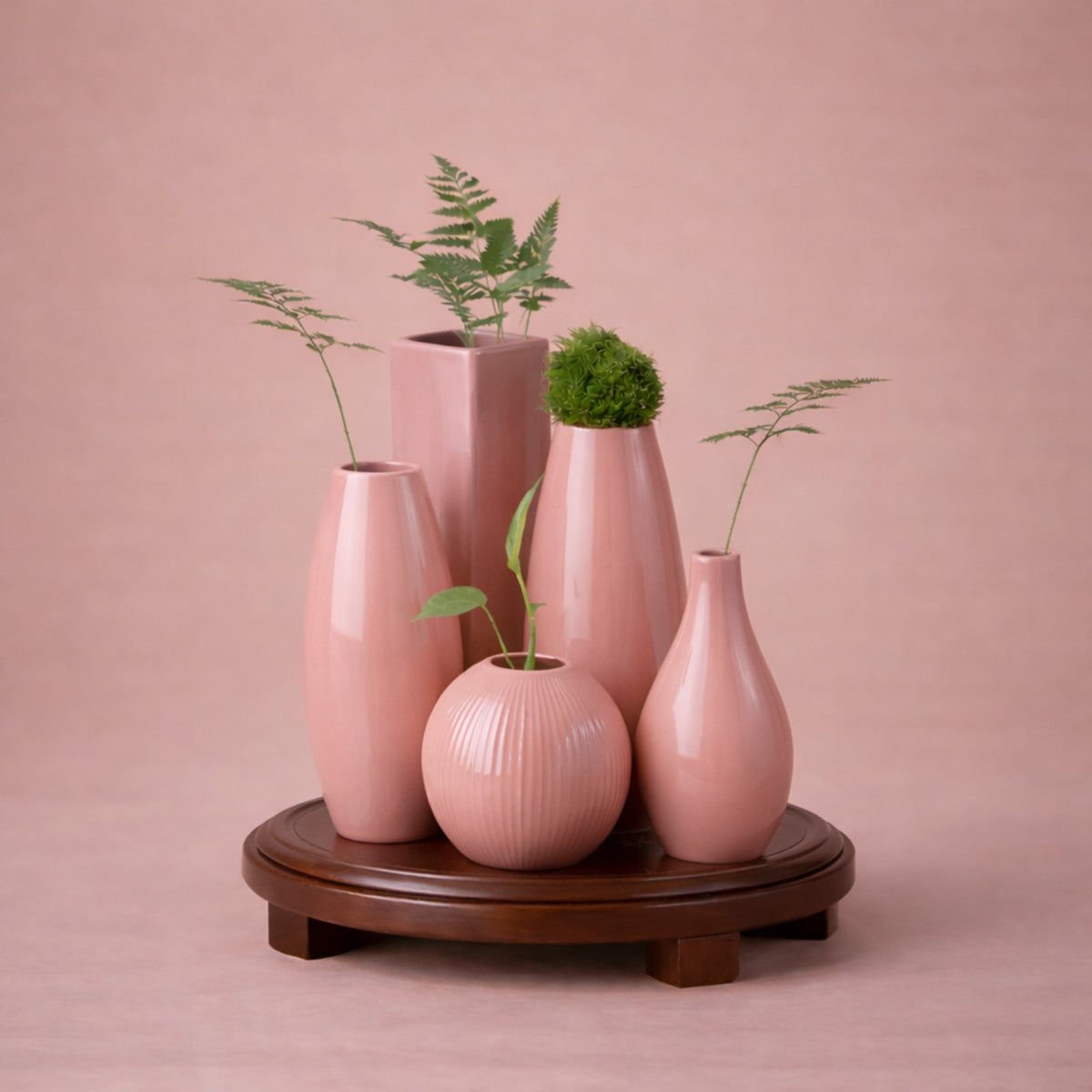 Petit vase de plante rose en céramique