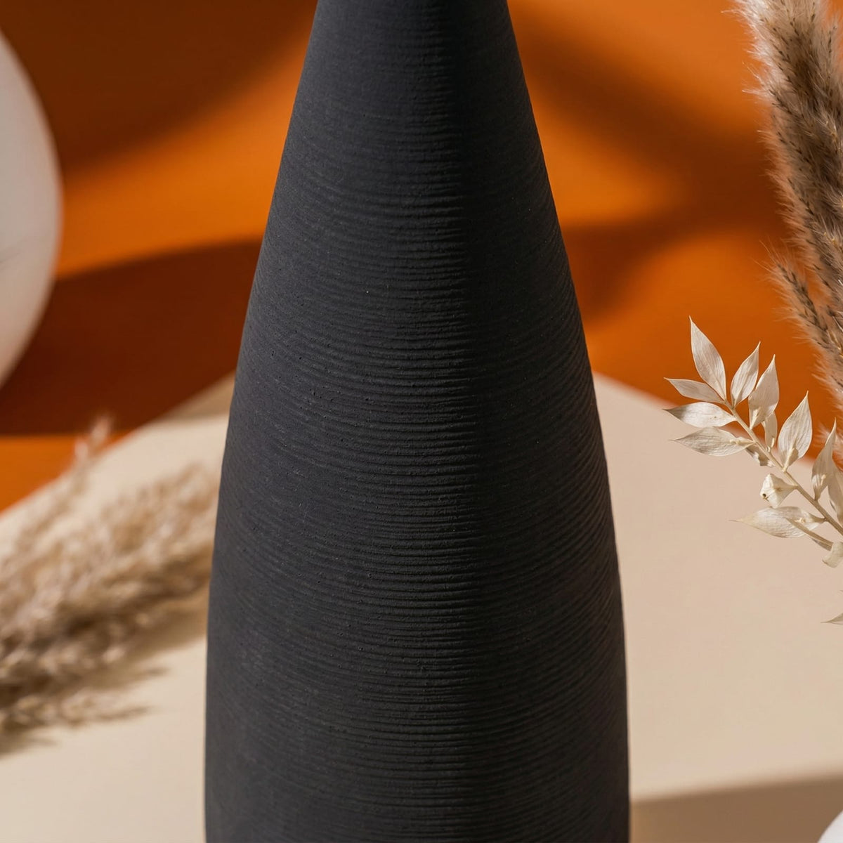 Grand vase noir design en céramique