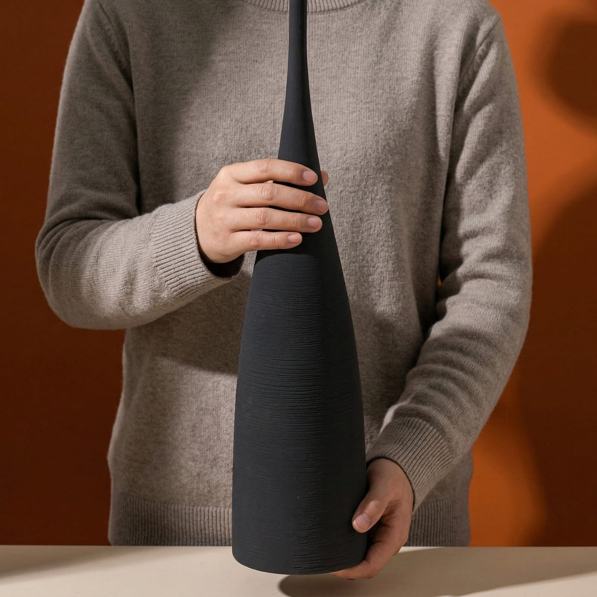 Grand vase noir design en céramique