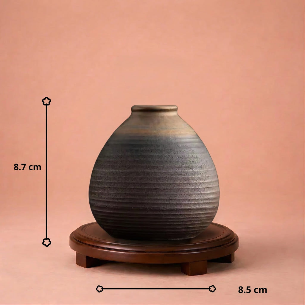 Mini vase en poterie rétro