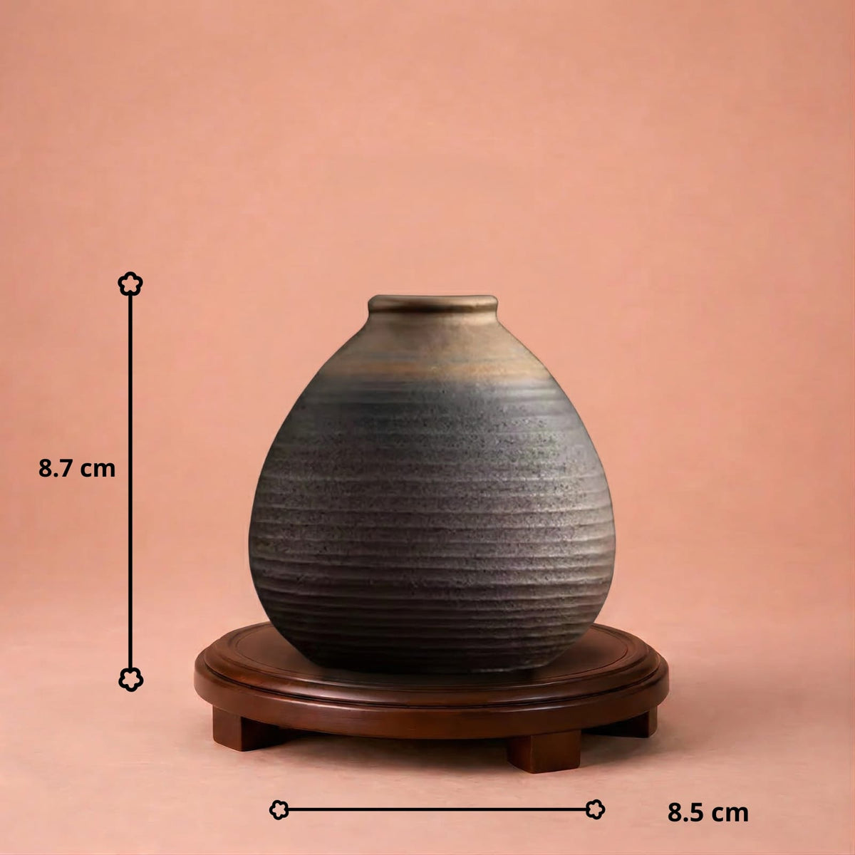 Mini vase en poterie rétro