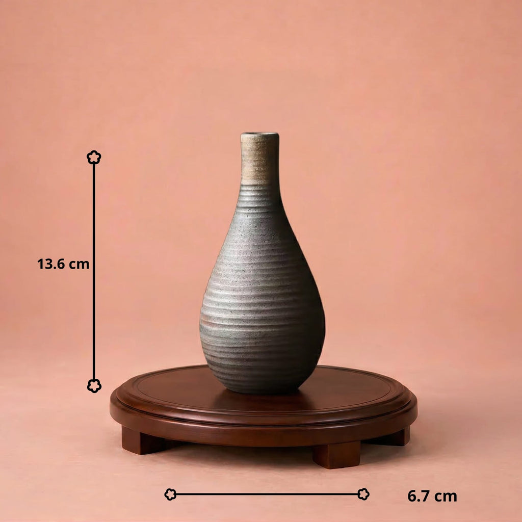 Mini vase en poterie rétro