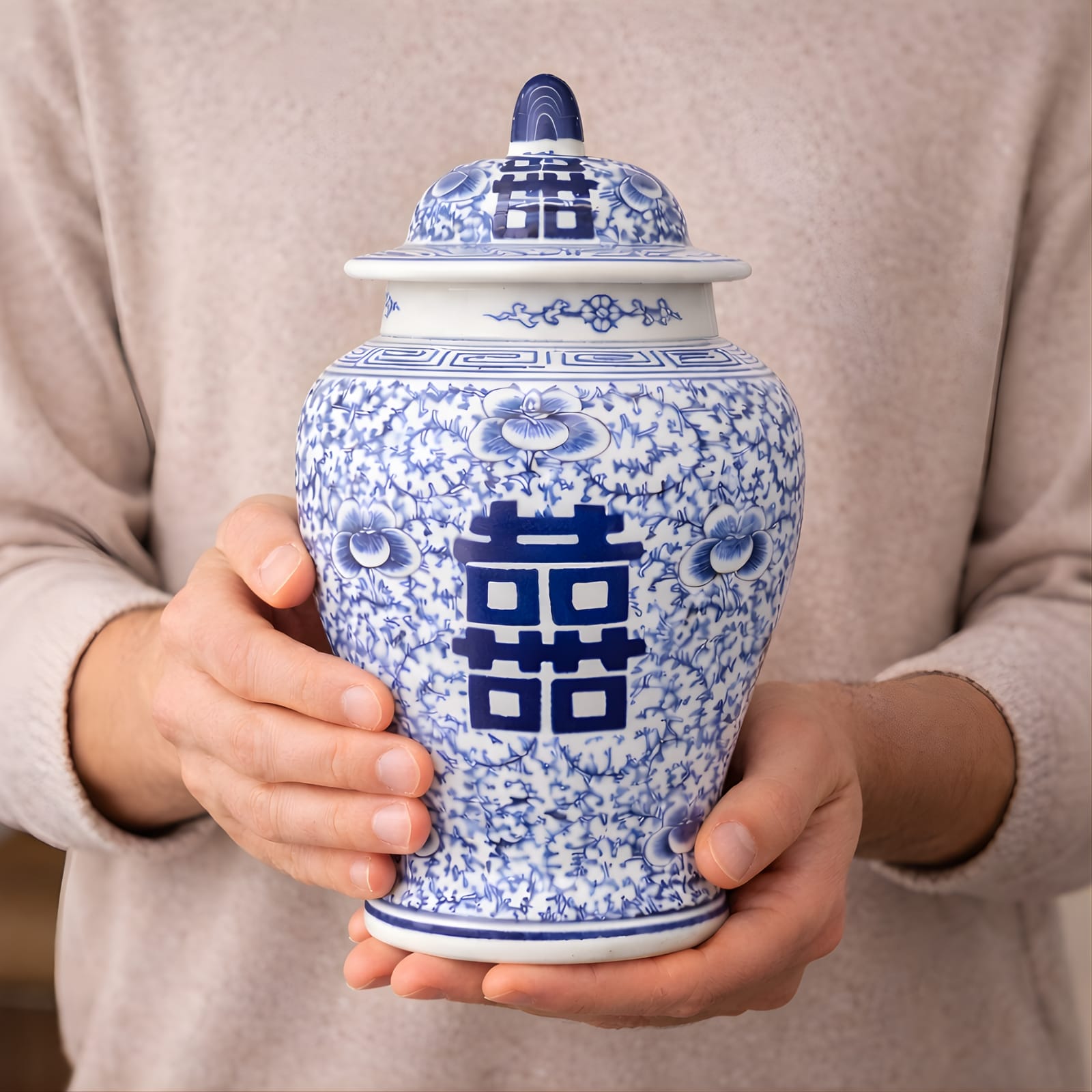 Petit vase chinois bleu en céramique et porcelaine Image
