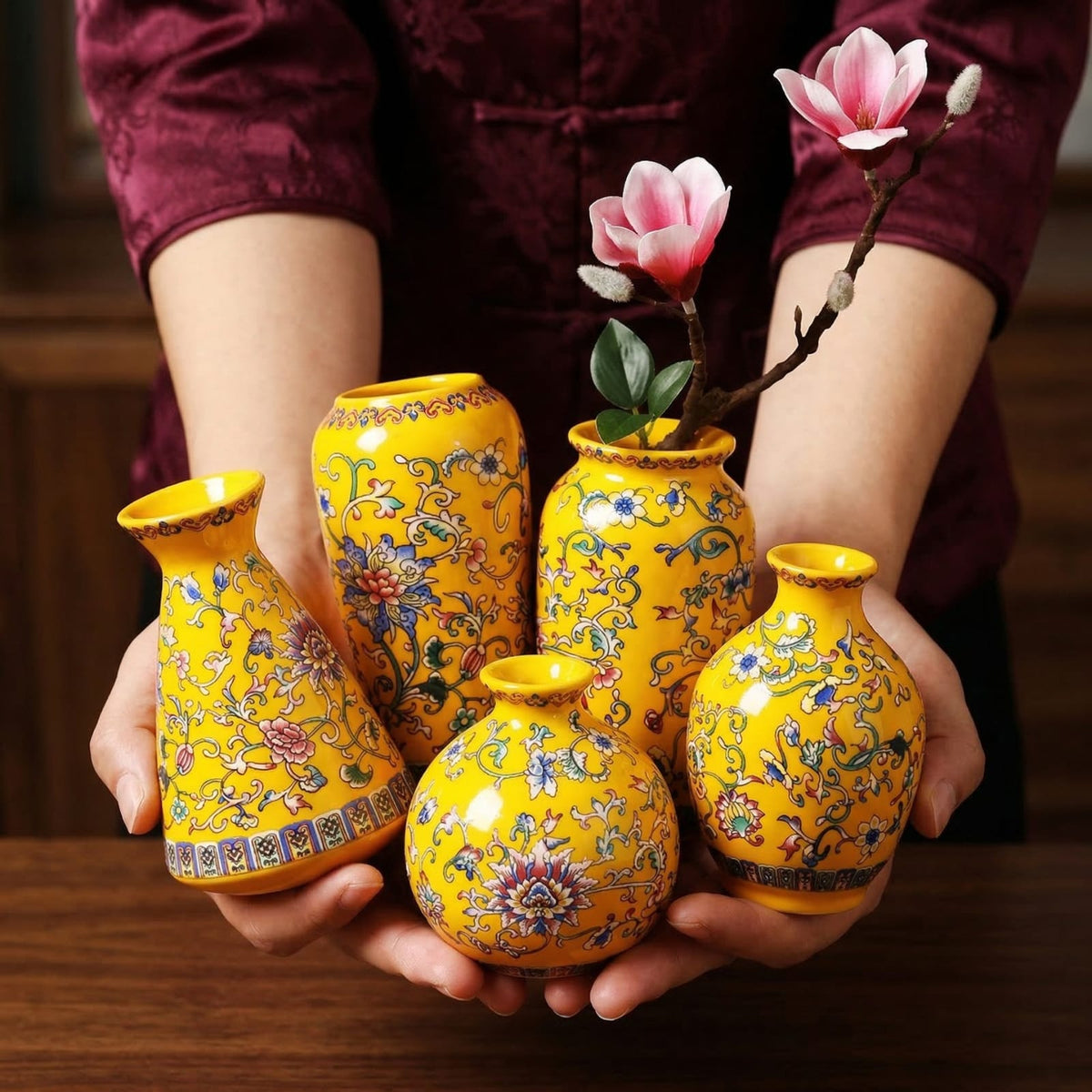Petit vase chinois en porcelaine émaillée