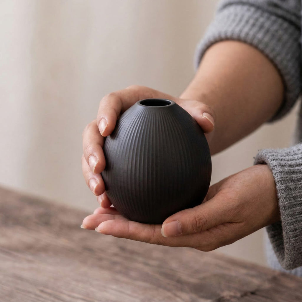 Petit vase de plante noir en céramique