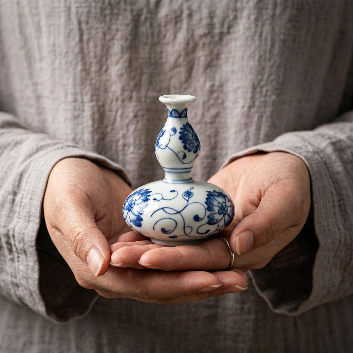 Petit vase décoratif bleu et blanc