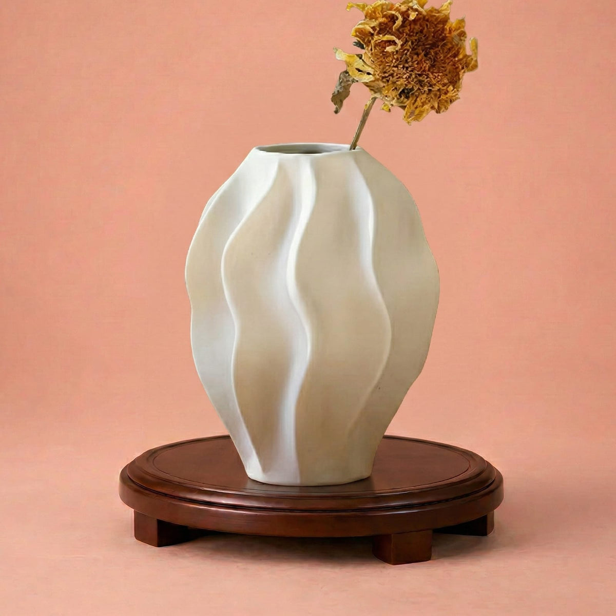 Vase beige en céramique ondulé