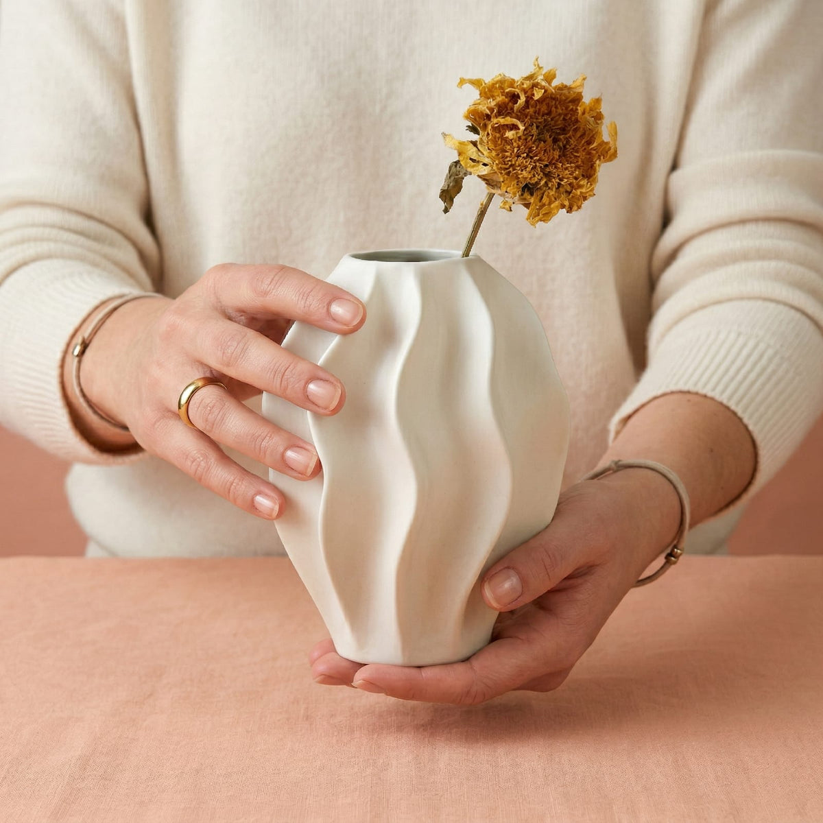 Vase beige en céramique ondulé