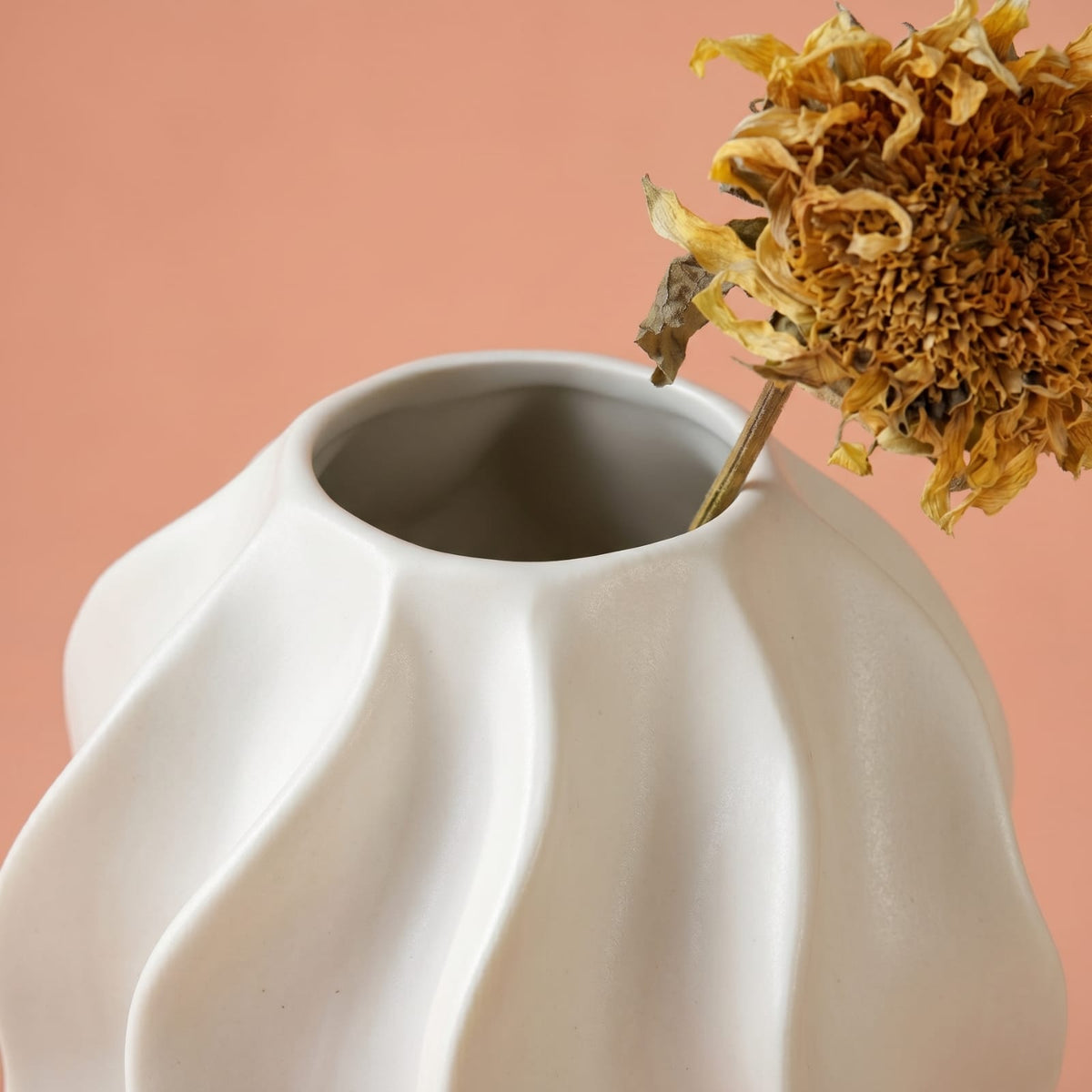 Vase beige en céramique ondulé