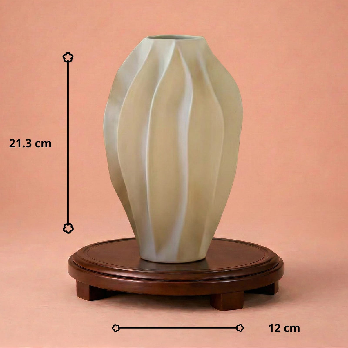 Vase beige en céramique ondulé