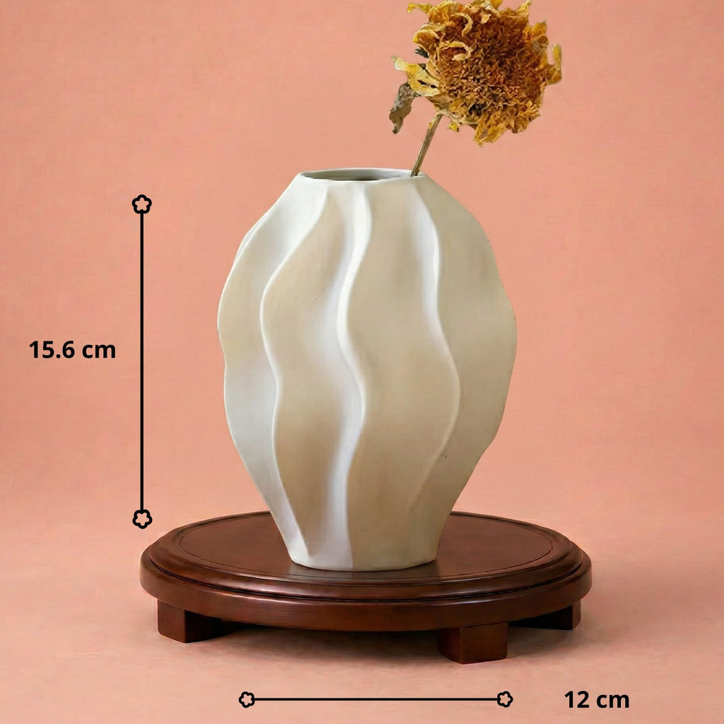 Vase beige en céramique ondulé