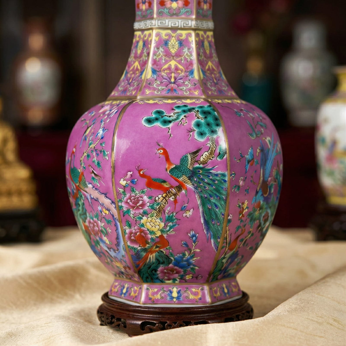 Vase chinois ancien rose en porcelaine émaillée