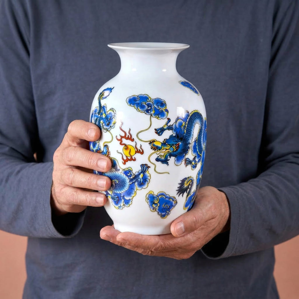Vase chinois en céramique et porcelaine motif dragon bleu