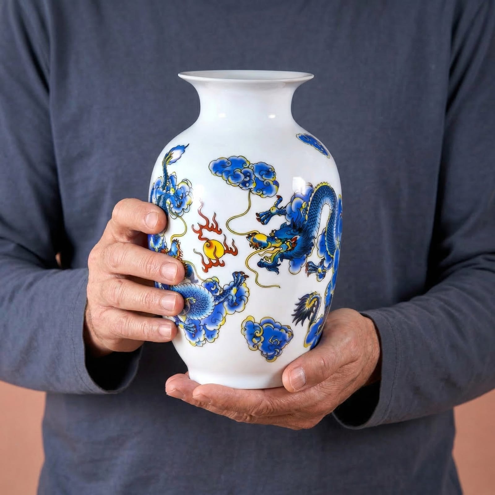 Vase chinois en céramique et porcelaine motif dragon bleu Image