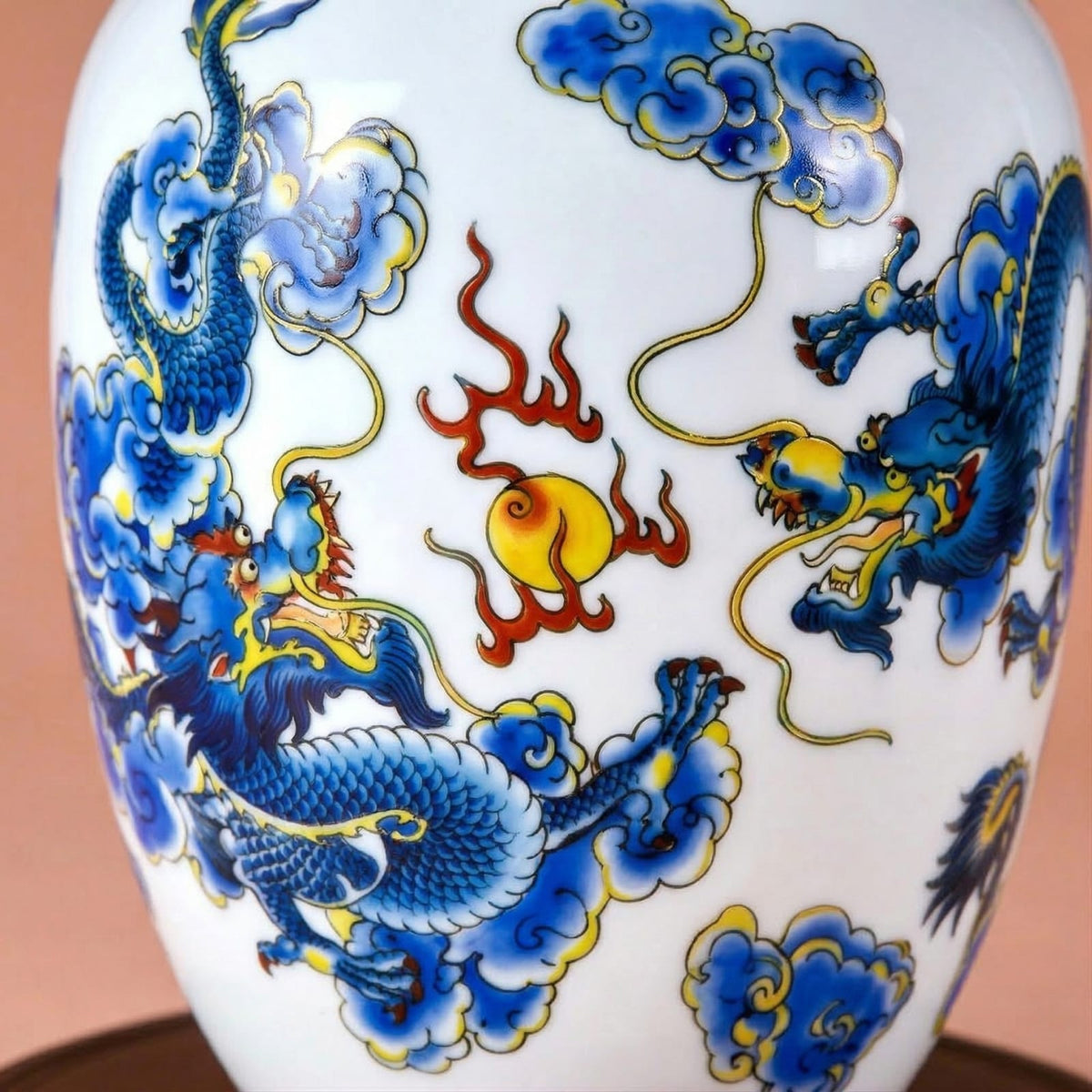 Vase chinois en céramique et porcelaine motif dragon bleu
