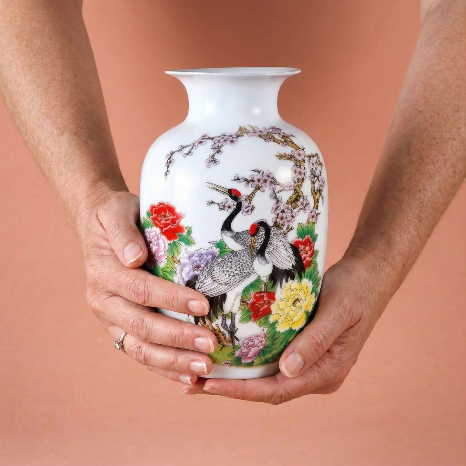 Vase chinois en céramique et porcelaine motif grues & fleurs multicolores Image