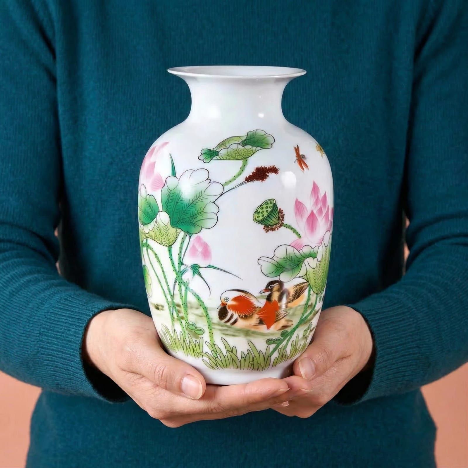 Vase chinois en céramique et porcelaine motif lotus Image