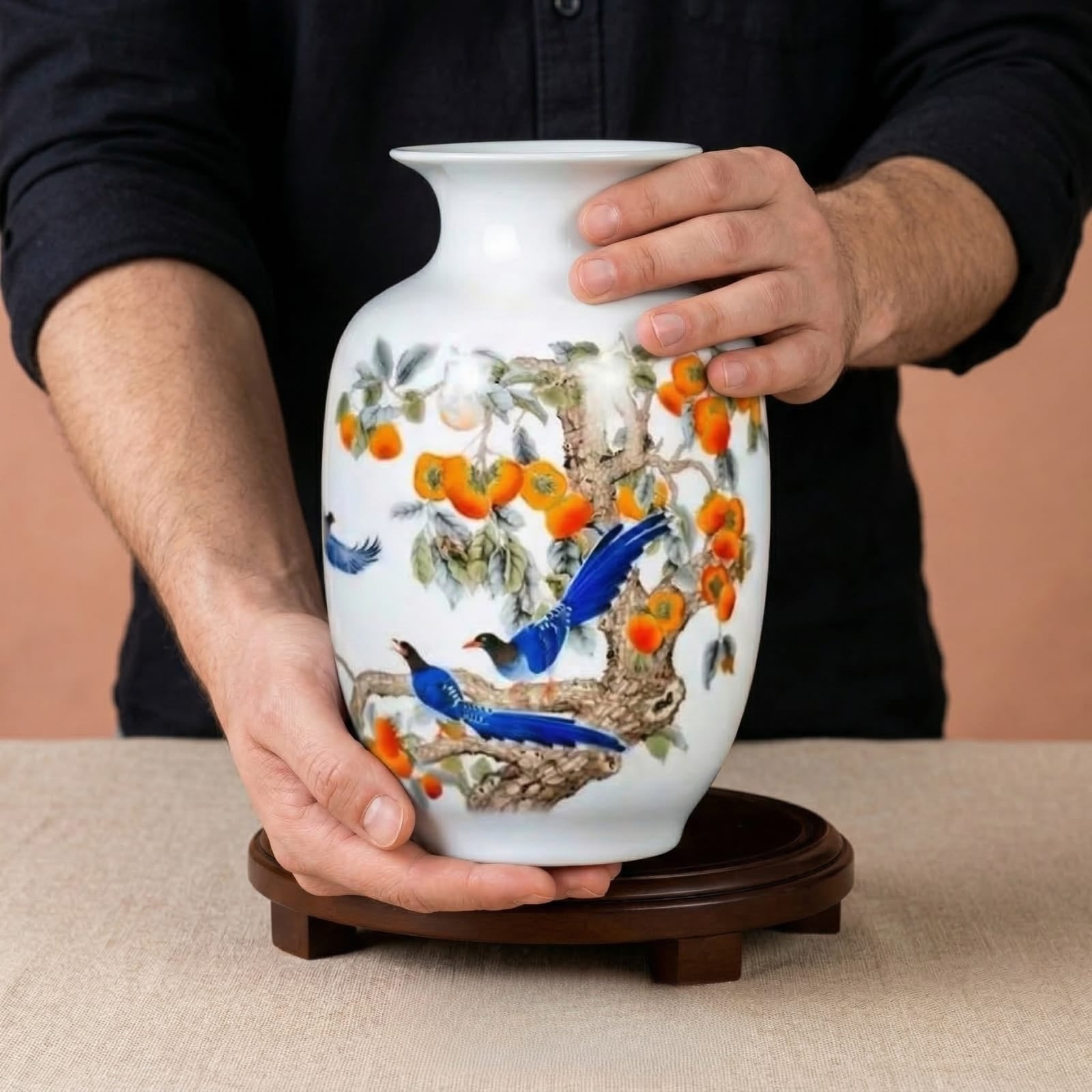 Vase chinois en céramique et porcelaine motif oiseaux bleus & kakis Image
