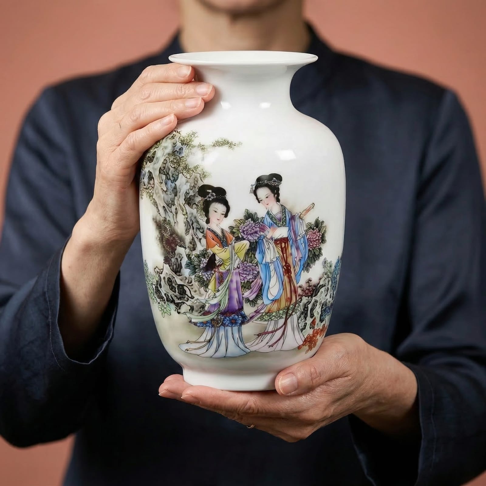 Vase chinois en céramique et porcelaine motifs courtisanes Image