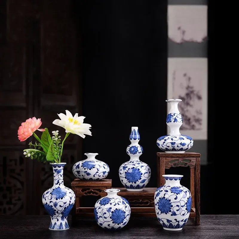 Vase chinois en porcelaine bleu et blanc | Mini vase décoratif Image