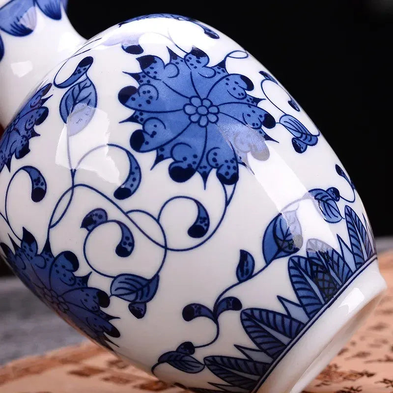 Vase chinois en porcelaine bleu et blanc | Mini vase décoratif Image