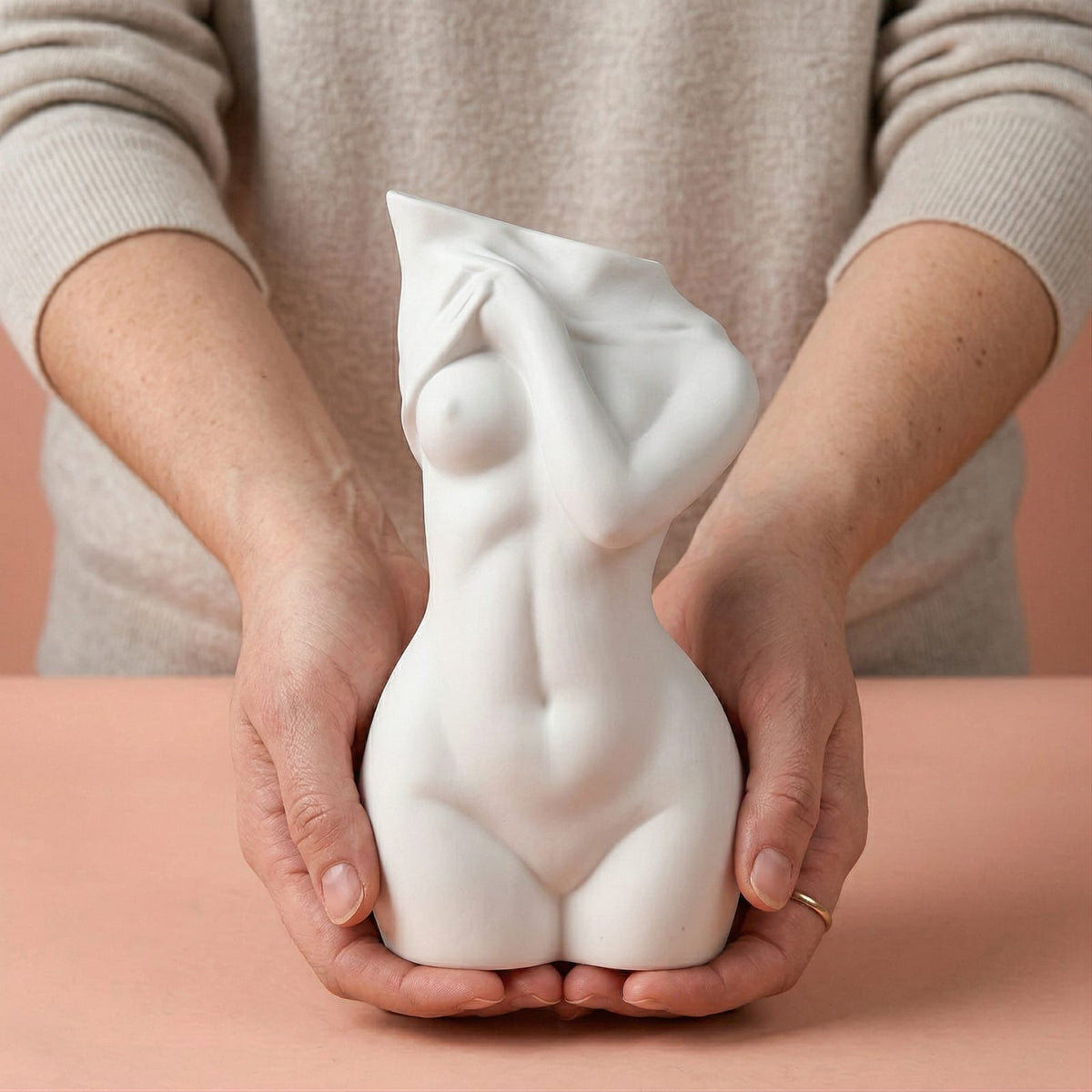 Vase corps féminin en résine