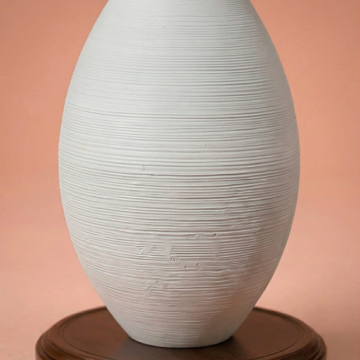 Vase design blanc en céramique