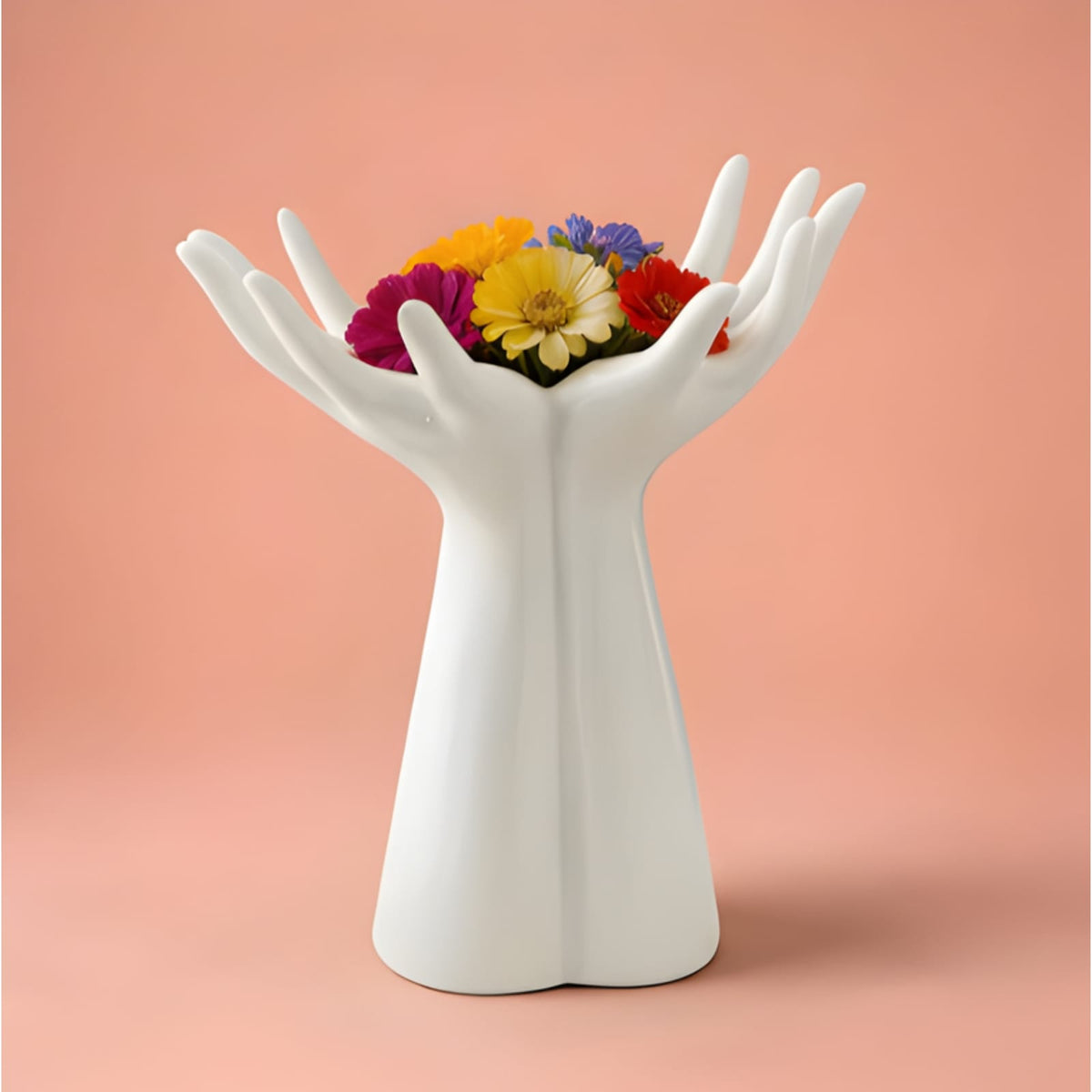 Vase design mains en céramique blanche