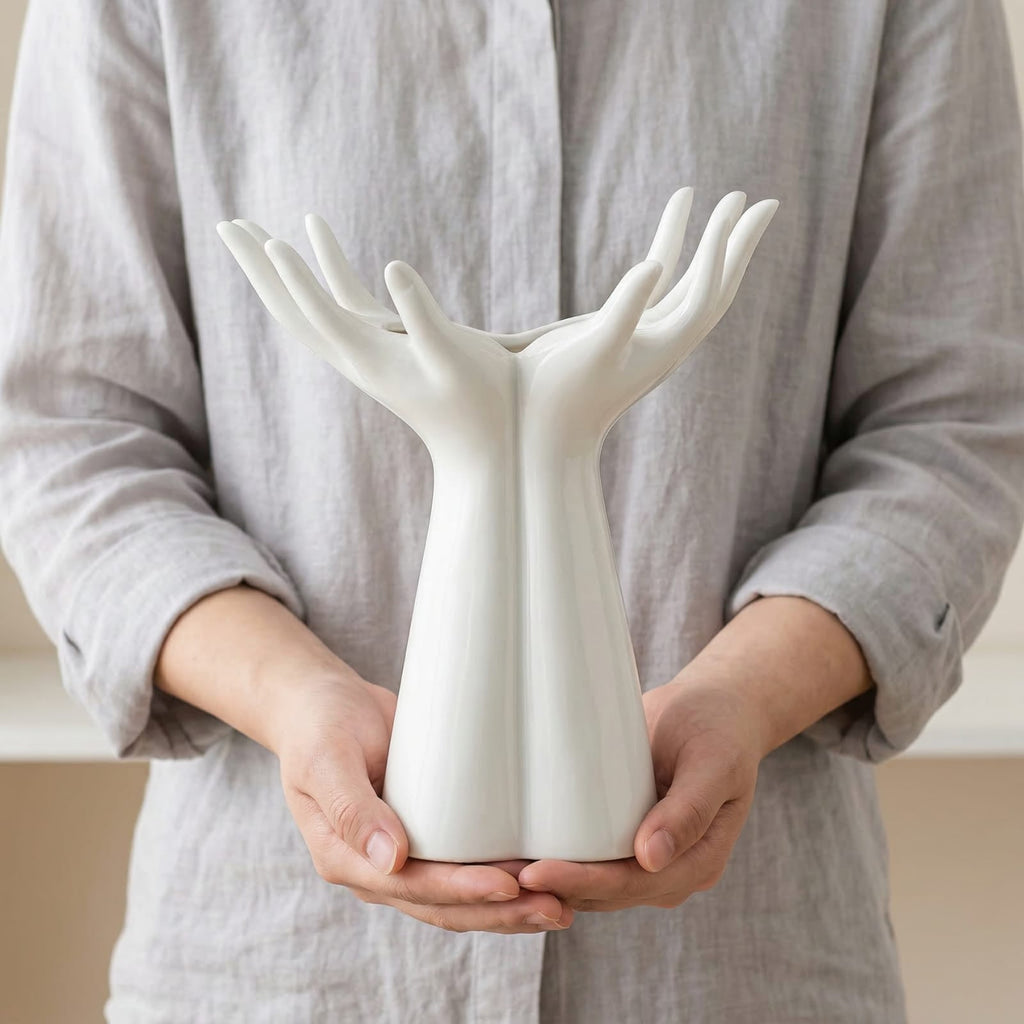 Vase design mains en céramique blanche
