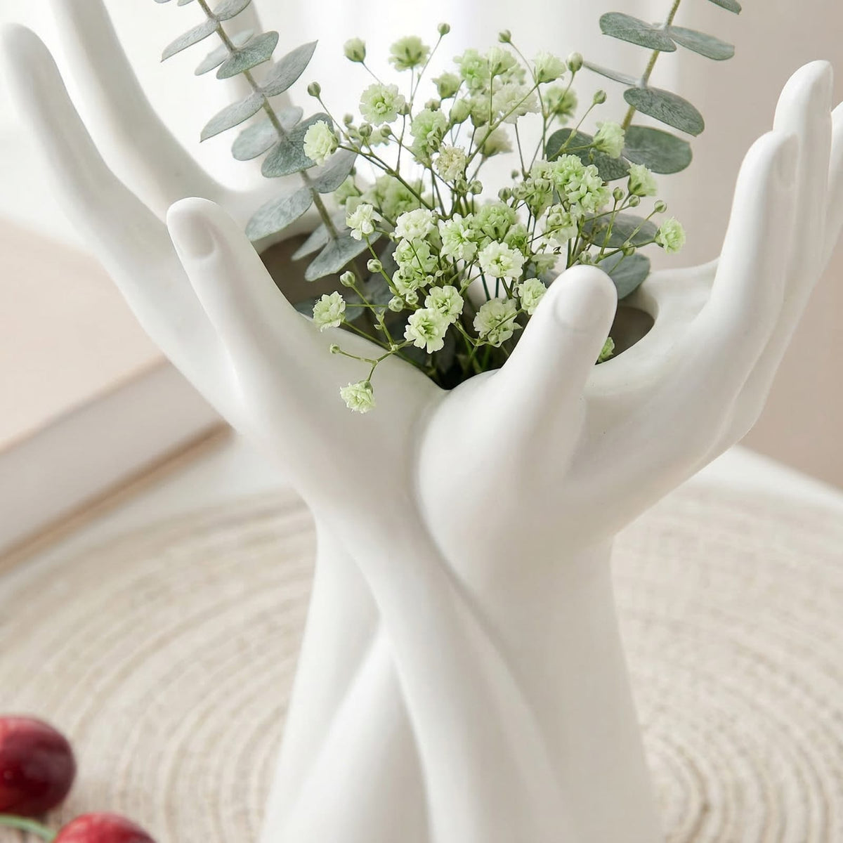 Vase design mains en céramique blanche
