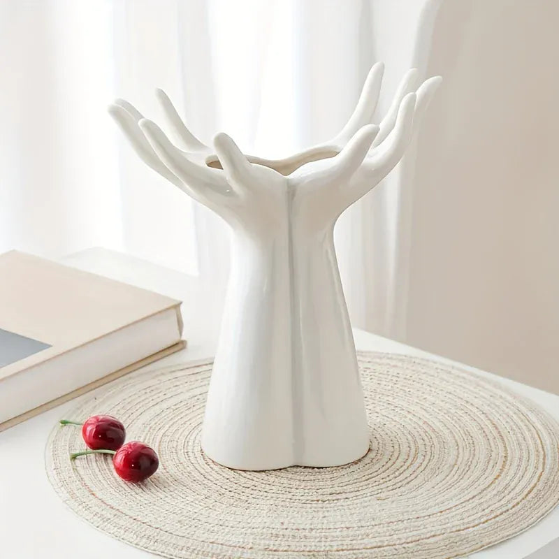 Vase design mains en céramique blanche