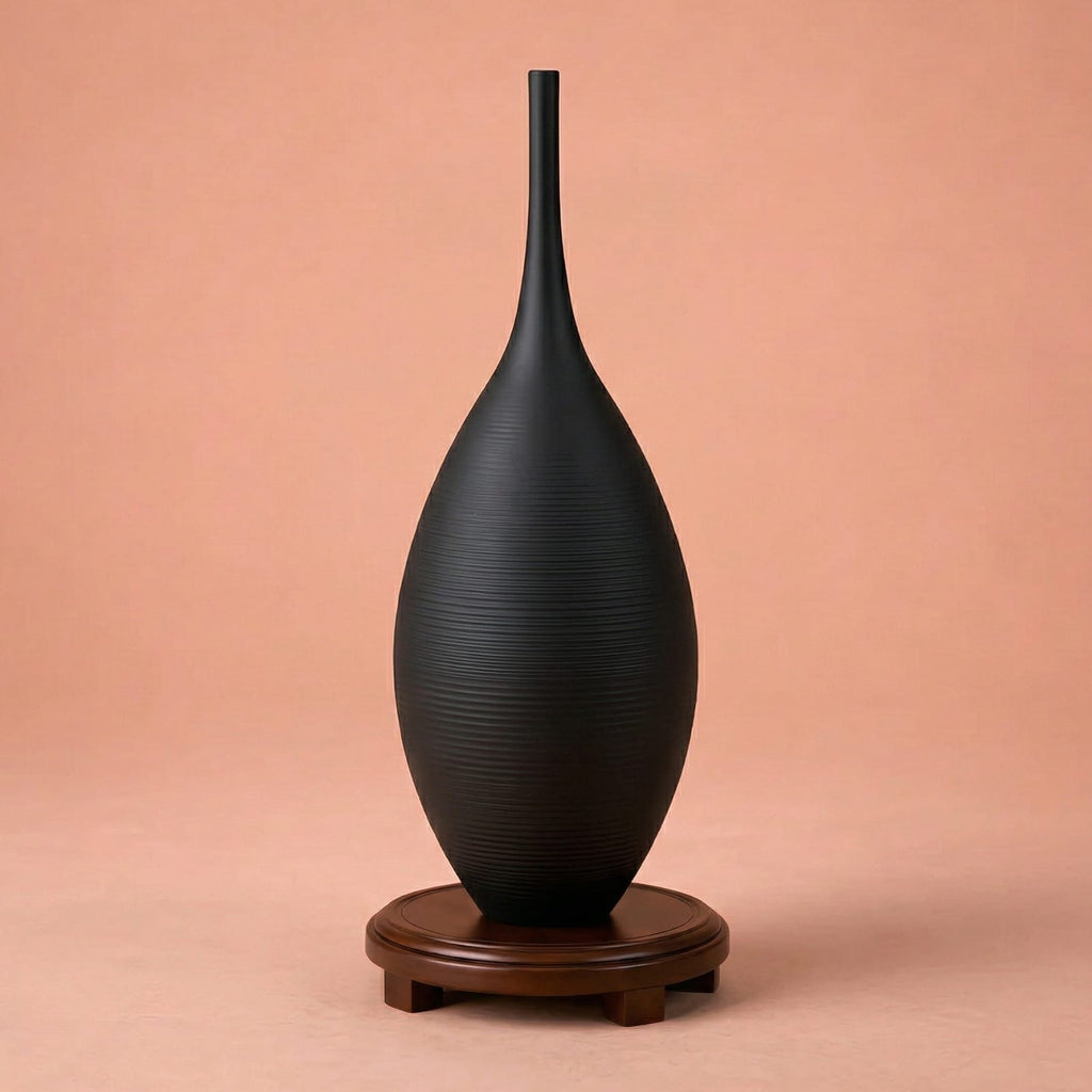 Vase design noir en céramique
