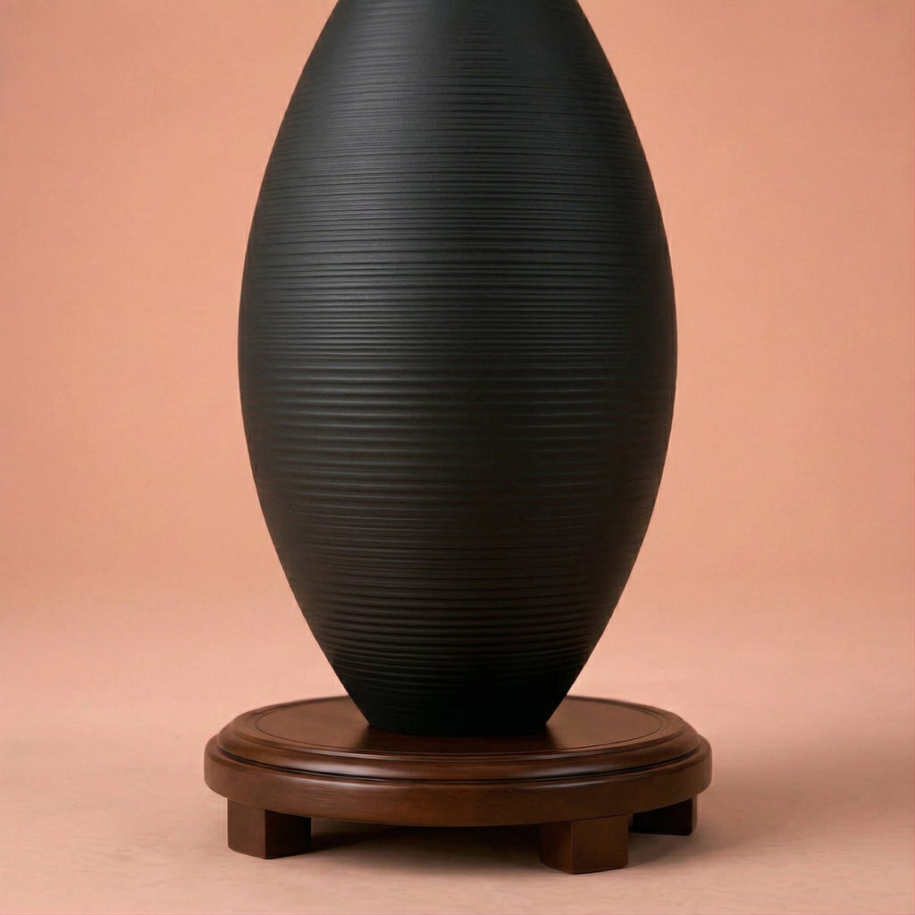 Vase design noir en céramique