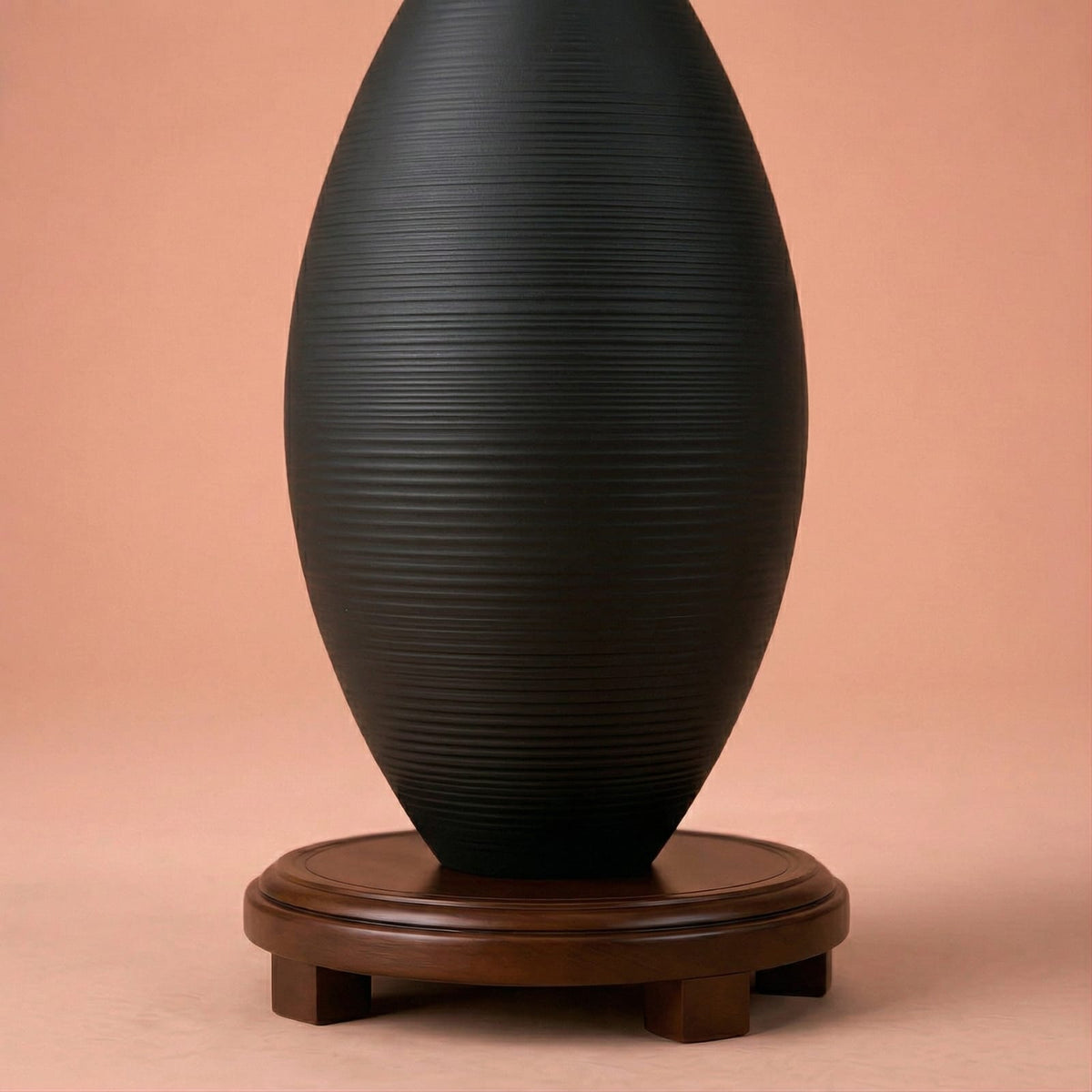 Vase design noir en céramique
