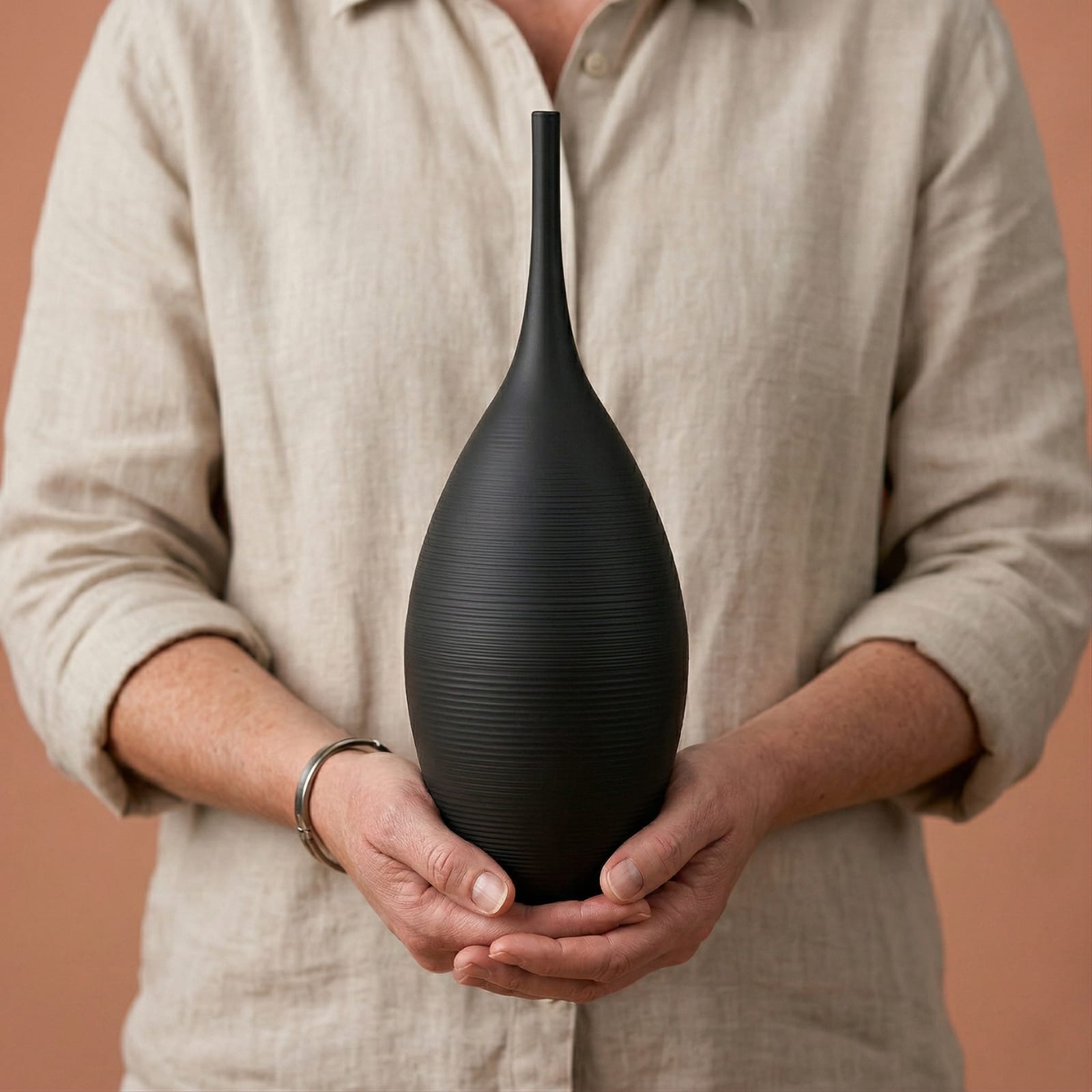Vase design noir en céramique Image