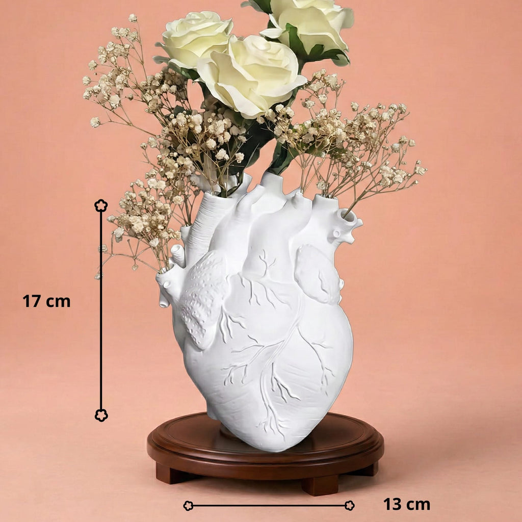 Vase en forme de coeur humain en résine