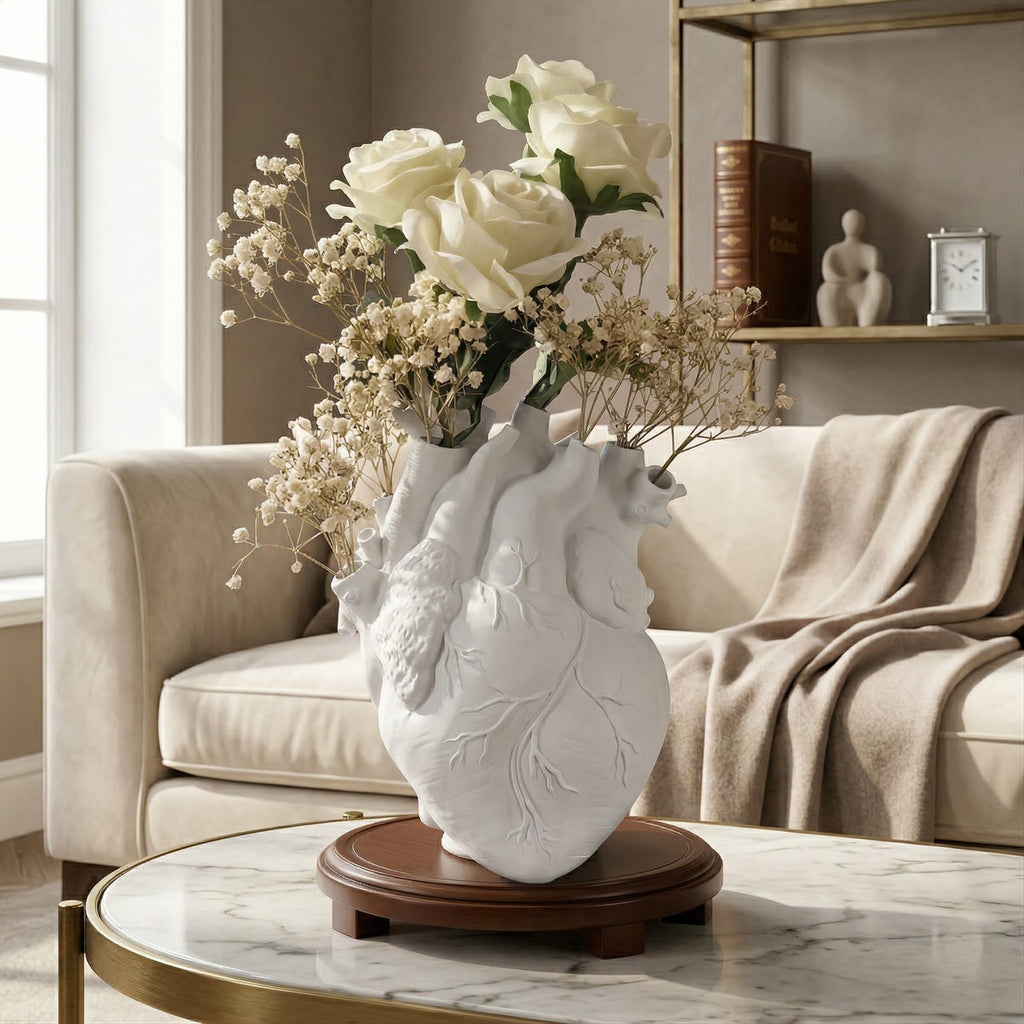 Vase en forme de coeur humain en résine