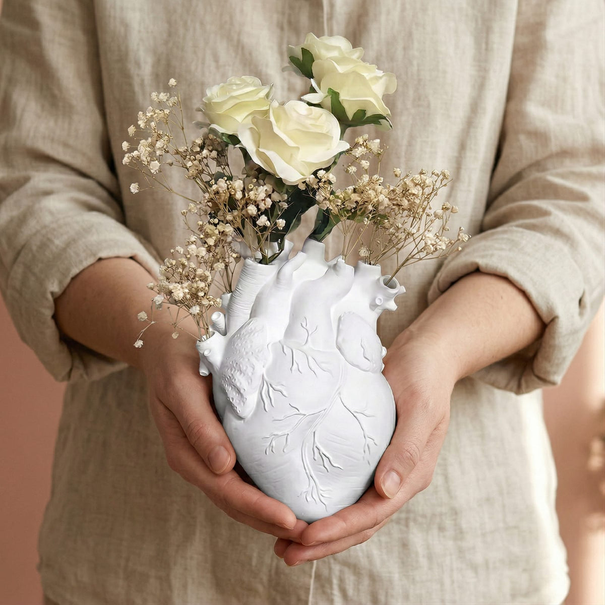 Vase en forme de coeur humain en résine