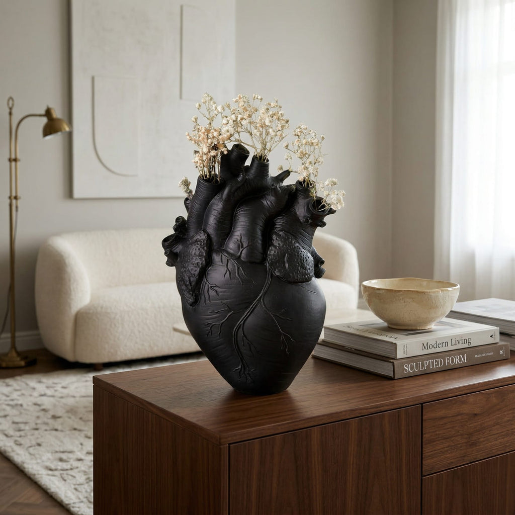 Vase en forme de coeur humain en résine