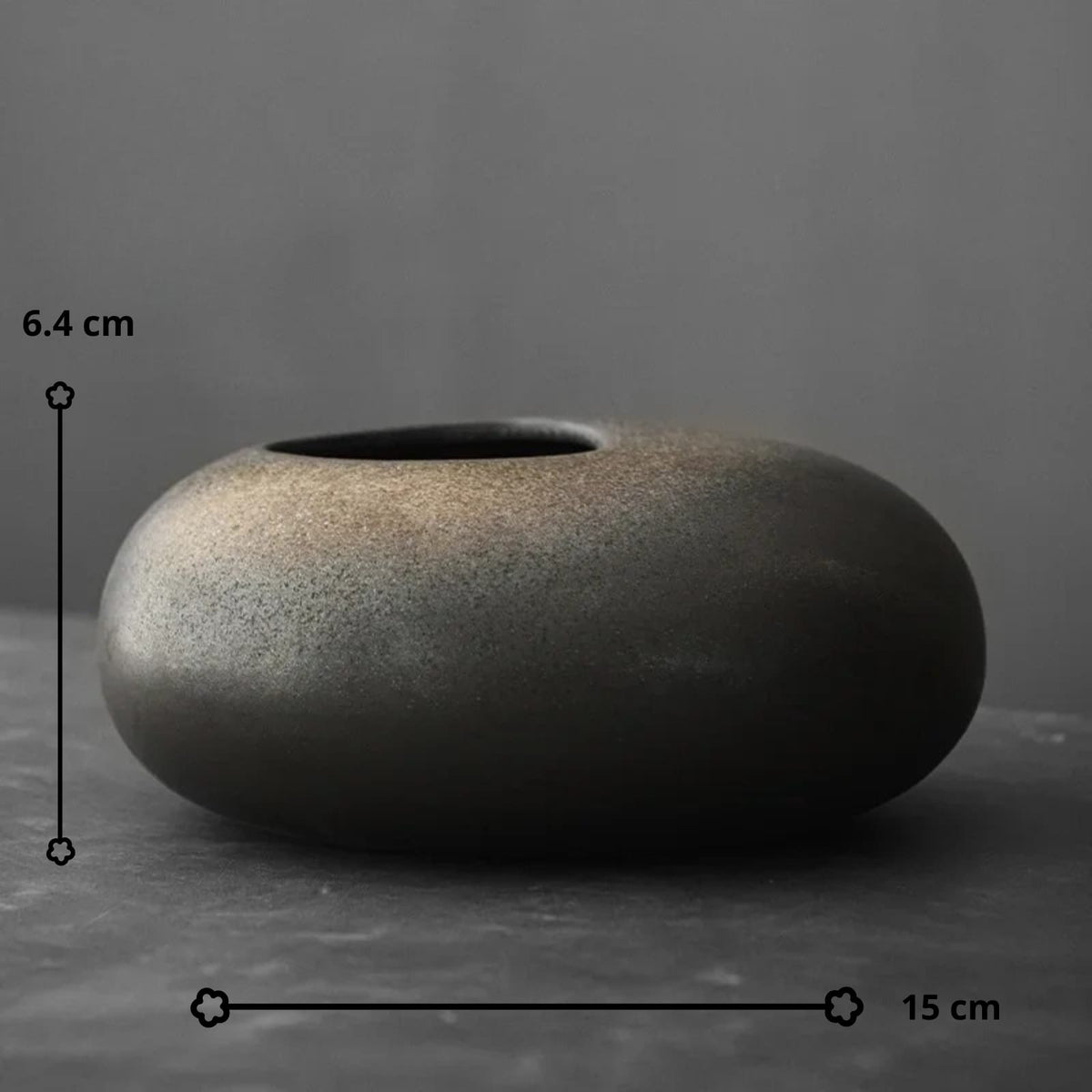 Vase galet japonais noir en terre cuite