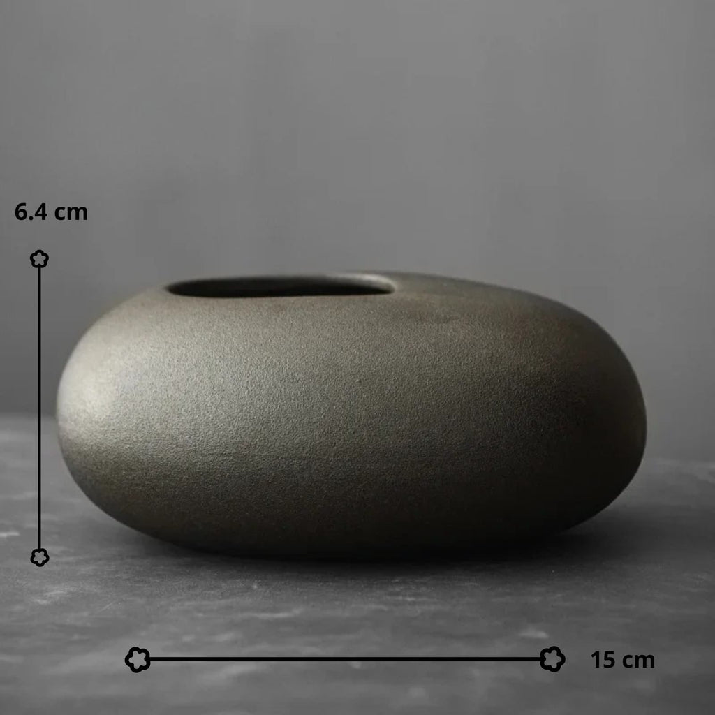 Vase galet japonais noir en terre cuite