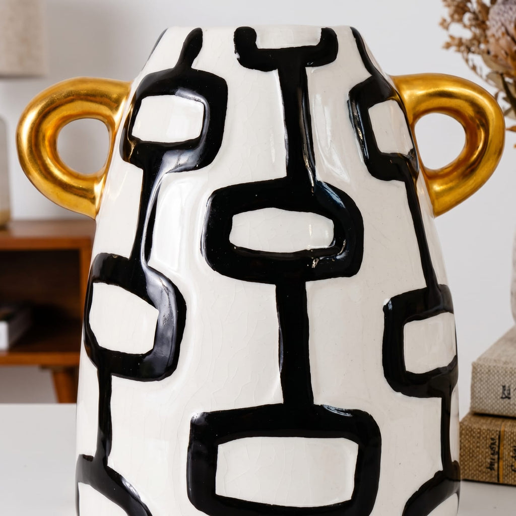 Vase graphique blanc et noir avec anses dorées
