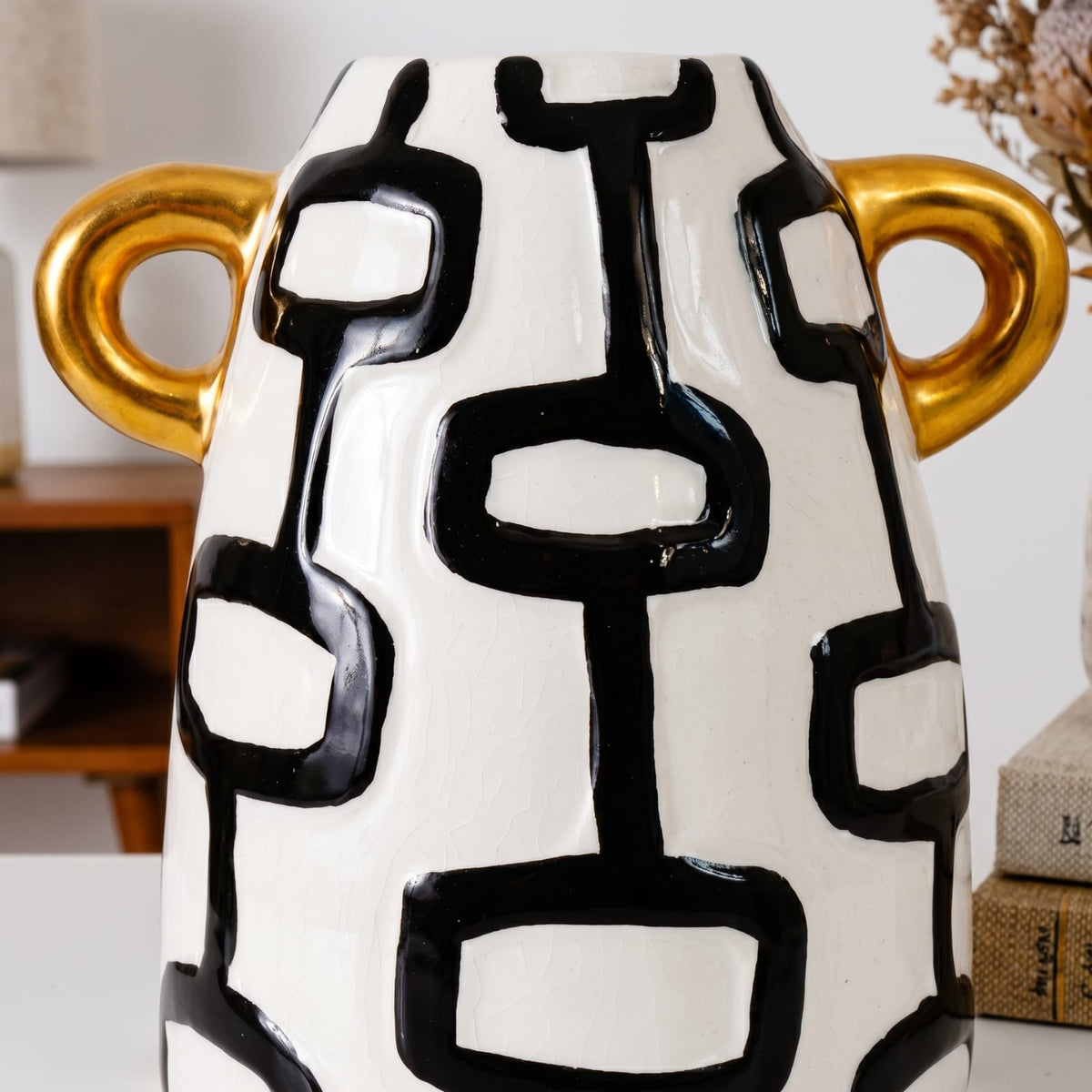 Vase graphique blanc et noir avec anses dorées