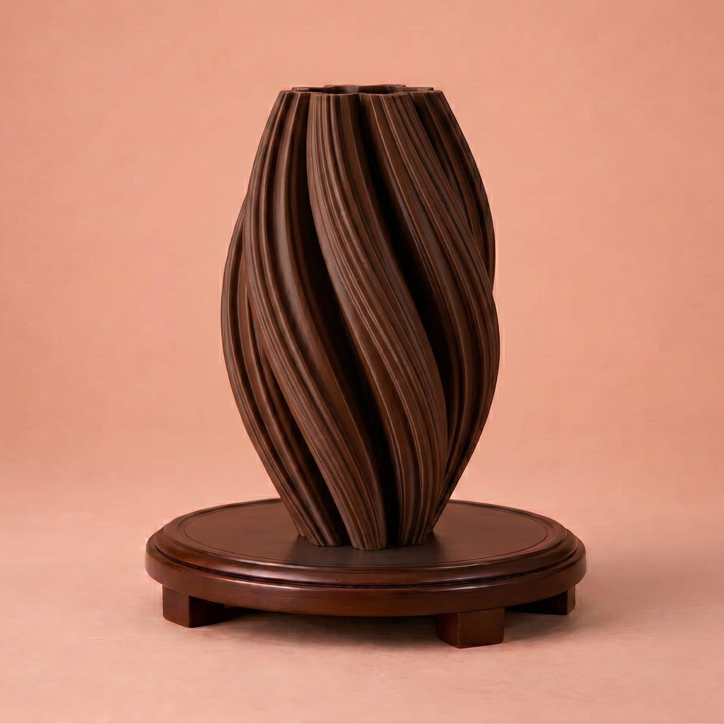 Vase marron ondulé style Wabi-Sabi en plastique