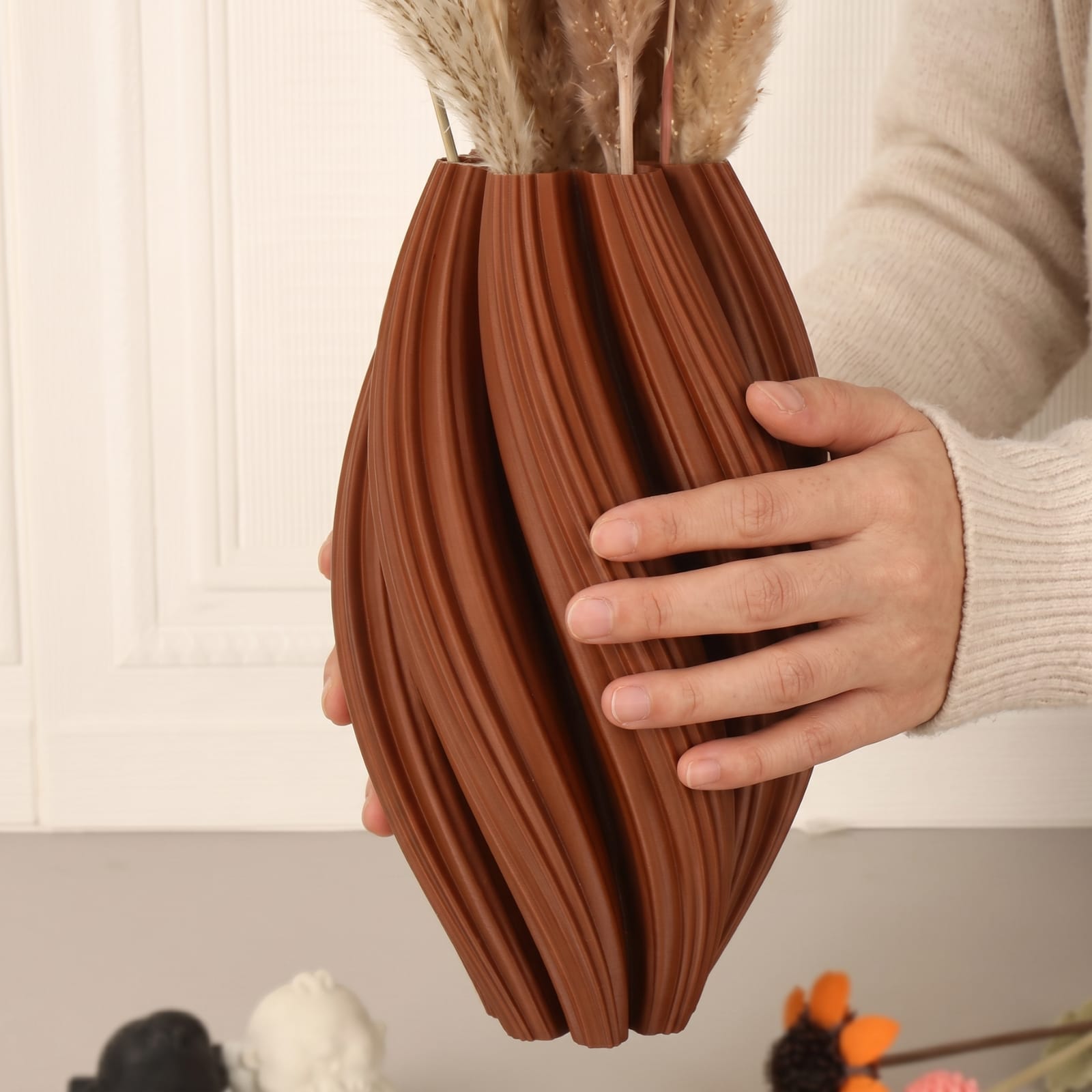 Vase marron ondulé style Wabi-Sabi en plastique Image