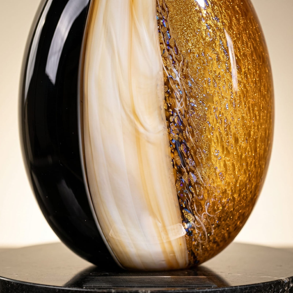 Vase Noir et Doré en Verre | La Galerie du Vase