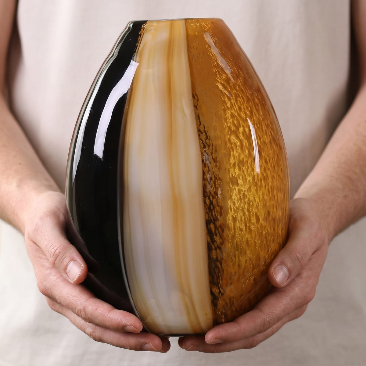 Vase Noir et Doré en Verre | La Galerie du Vase