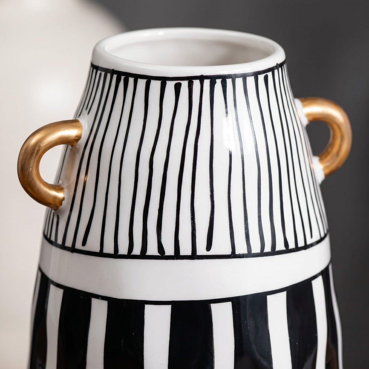 Vase Rayé Noir et Blanc en Céramique